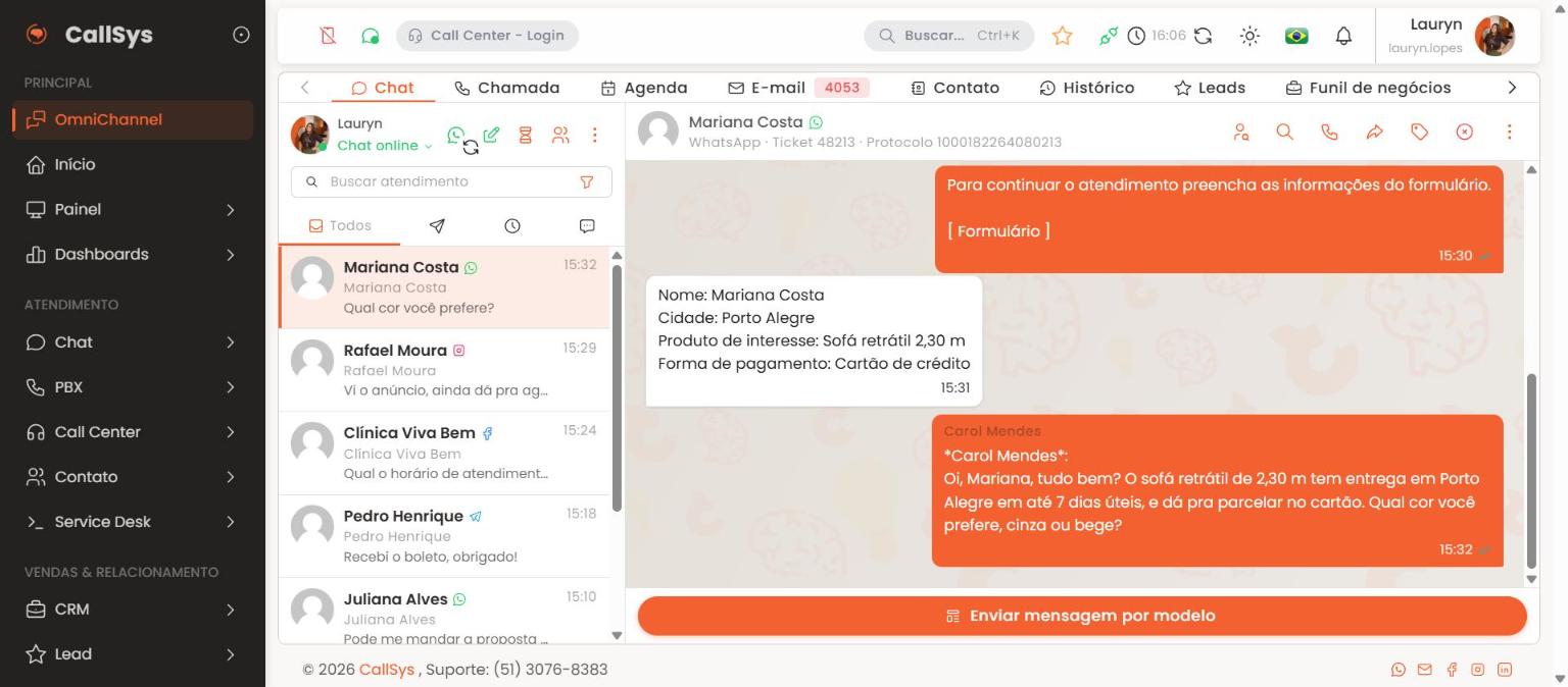 A tela nova do CallSys, com o menu lateral organizado por área e uma conversa de WhatsApp aberta