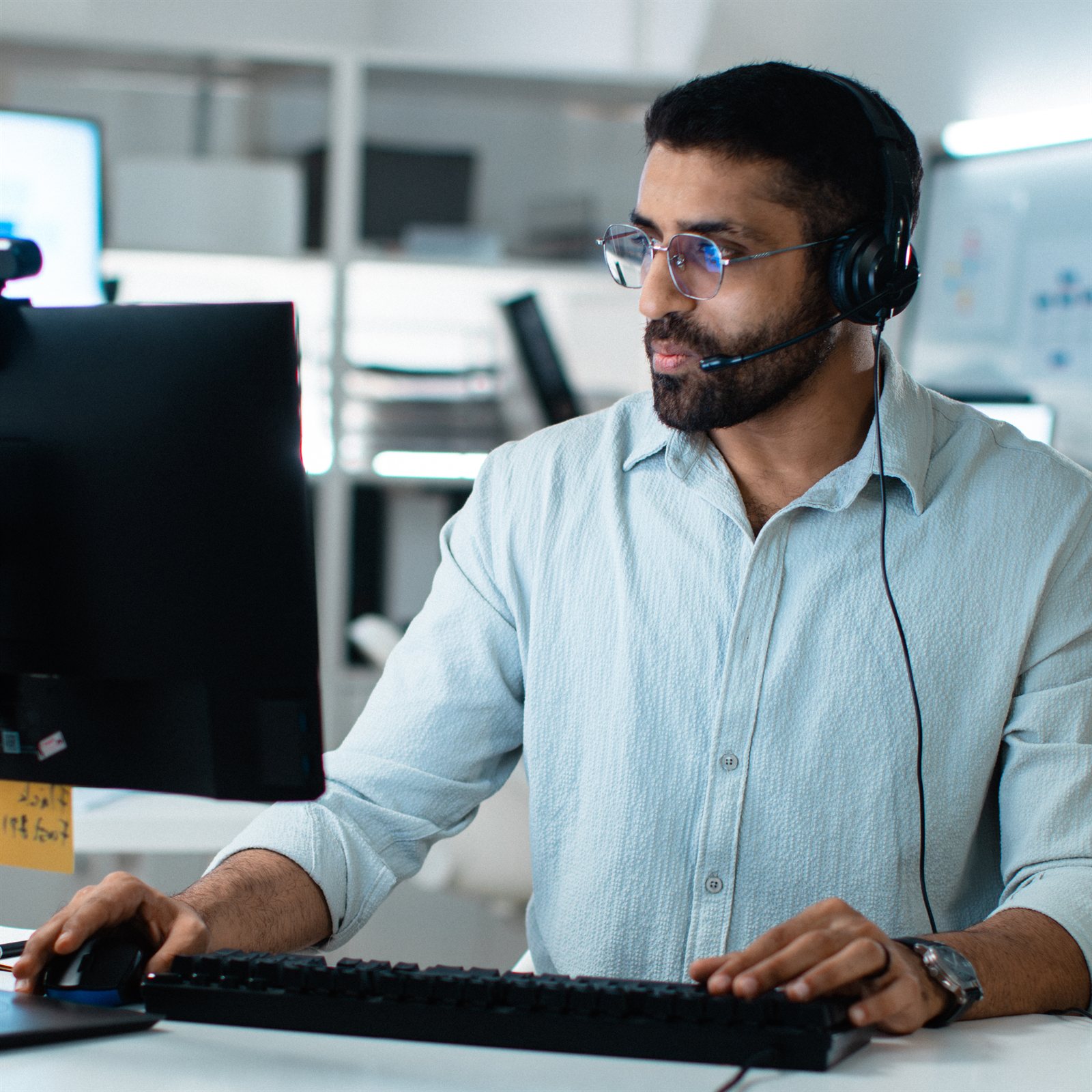 Técnico de provedor de internet trabalhando em uma instalação de fibra óptica em campo.